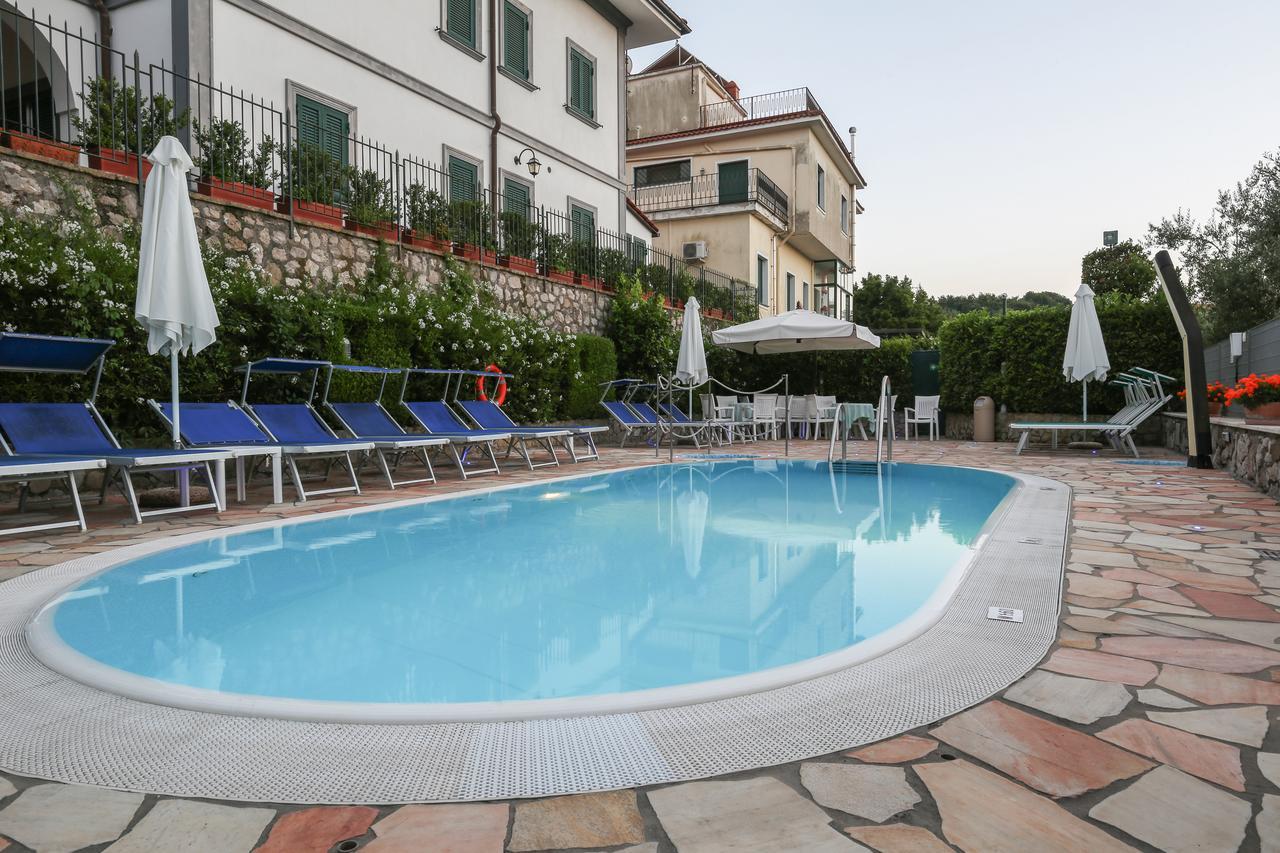Hotel La Pergoletta SantʼAgata sui Due Golfi Eksteriør bilde